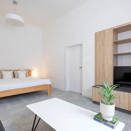 דירה Alure Residences 2 - 24h Self Check-in & Private Parking Next To The Building Included, Center Right On Snp Square In A Quiet Passage, New Building, In Town