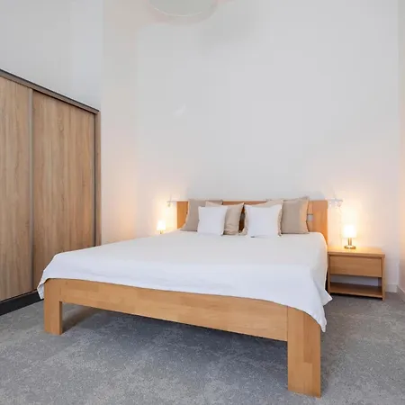 דירה Alure Residences 2 - 24h Self Check-in & Private Parking Next To The Building Included, Center Right On Snp Square In A Quiet Passage, New Building, In Town באנסקה ביסטריצה