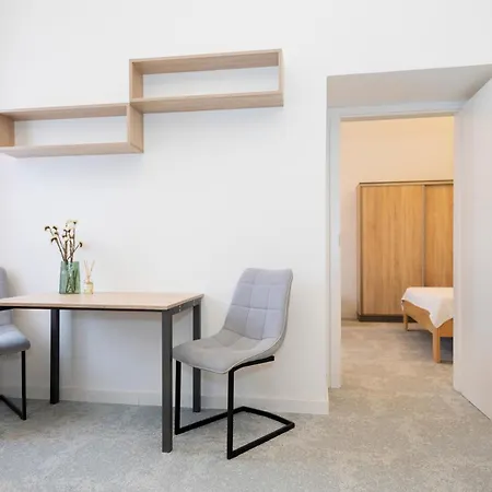 Alure Residences 2 - 24h Self Check-in & Private Parking Next To The Building Included, Center Right On Snp Square In A Quiet Passage, New Building, In Town バンスカー・ビストリツァ