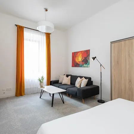 Alure Residences 2 - 24h Self Check-in & Private Parking Next To The Building Included, Center Right On Snp Square In A Quiet Passage, New Building, In Town דירה *