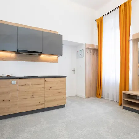 Alure Residences 2 - 24h Self Check-in & Private Parking Next To The Building Included, Center Right On Snp Square In A Quiet Passage, New Building, In Town Daire