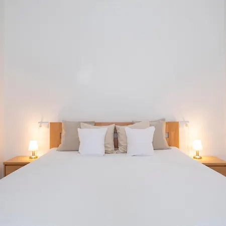 Alure Residences 2 - 24h Self Check-in & Private Parking Next To The Building Included, Center Right On Snp Square In A Quiet Passage, New Building, In Town