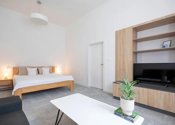 דירה Alure Residences 2 - 24h Self Check-in & Private Parking Next To The Building Included, Center Right On Snp Square In A Quiet Passage, New Building, In Town