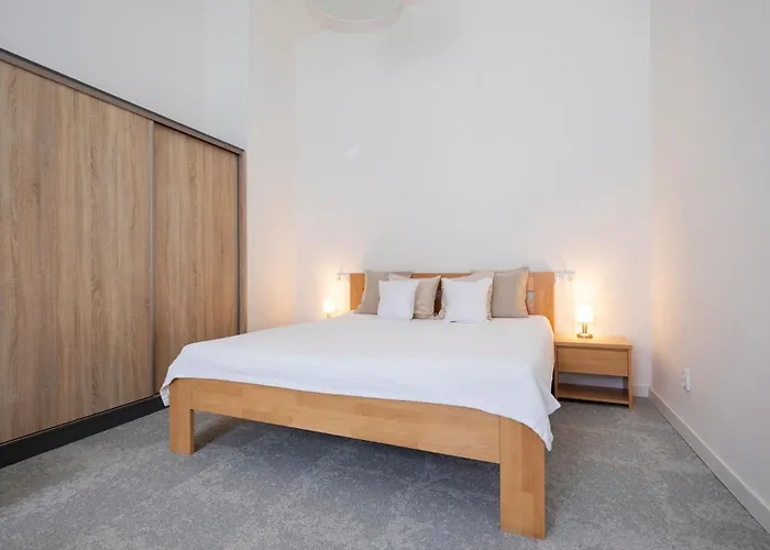 דירה Alure Residences 2 - 24h Self Check-in & Private Parking Next To The Building Included, Center Right On Snp Square In A Quiet Passage, New Building, In Town באנסקה ביסטריצה