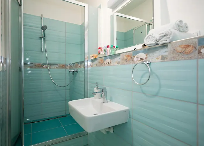 Alure Residences 2 - 24h Self Check-in & Private Parking Next To The Building Included, Center Right On Snp Square In A Quiet Passage, New Building, In Town דירה